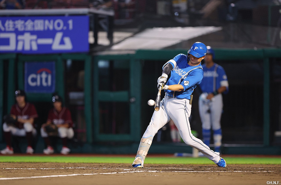 8回表、ライトへ二塁打を放つ淺間選手01