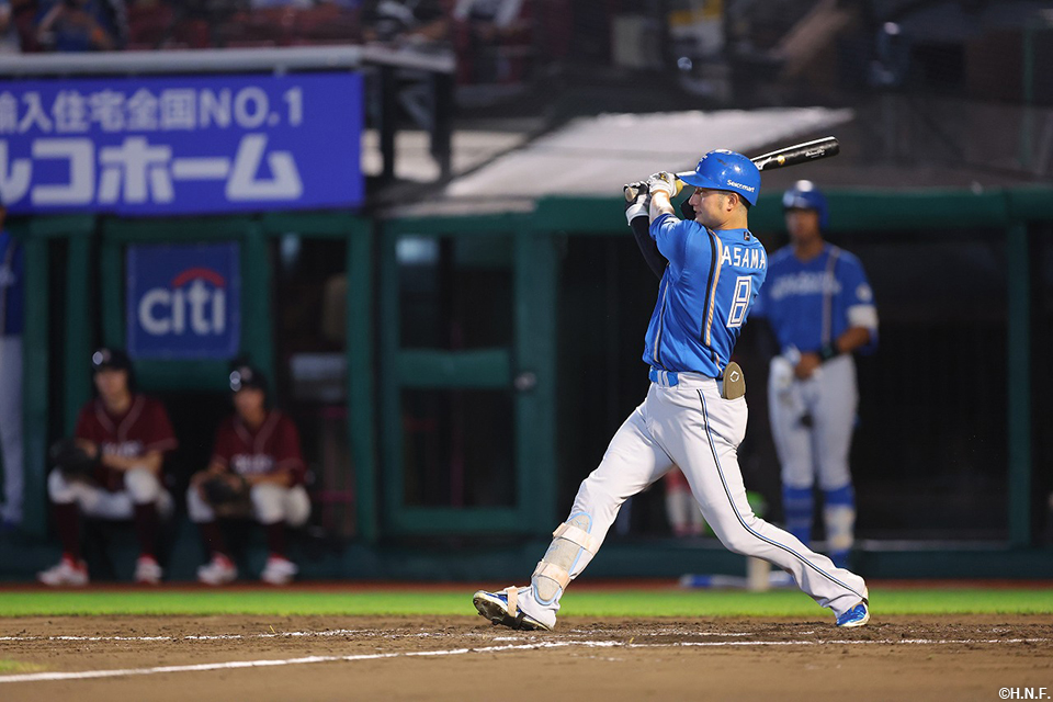 8回表、ライトへ二塁打を放つ淺間選手02