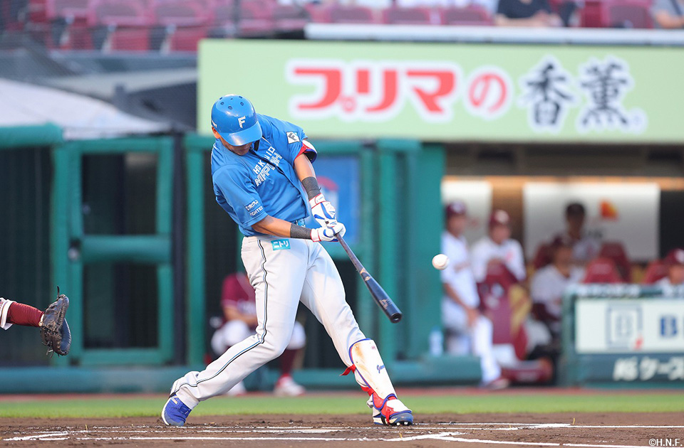 1回表、センターへヒットを放つ野村選手