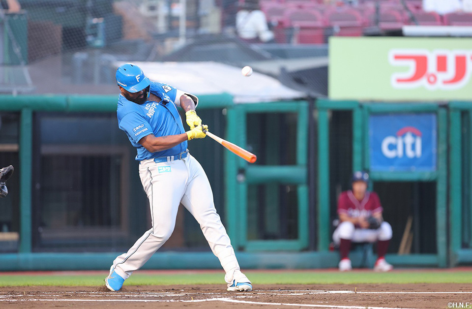 1回表、犠牲フライを放つレイエス選手