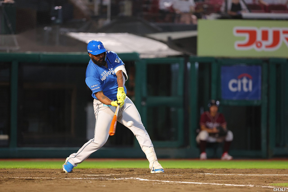 3回表、同点適時打を放つレイエス選手01