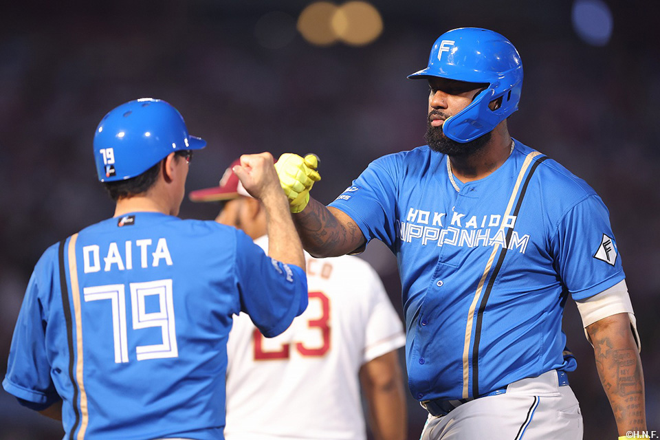 3回表、同点適時打を放つレイエス選手02