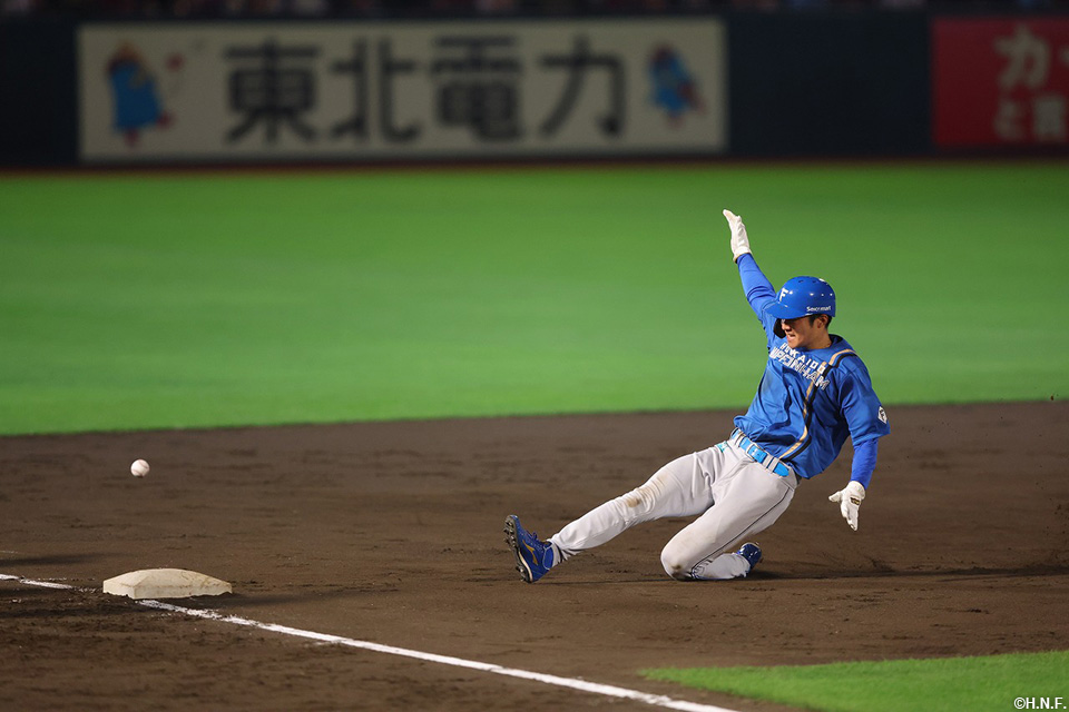 4回表、タッチアップで三塁へ進む石井選手