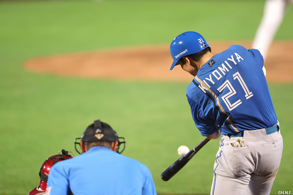 4回表、センターへヒットを放つ清宮選手