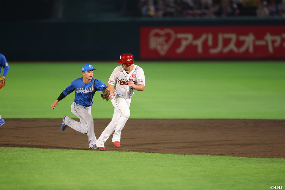 4回裏、盗塁を阻止する水野選手