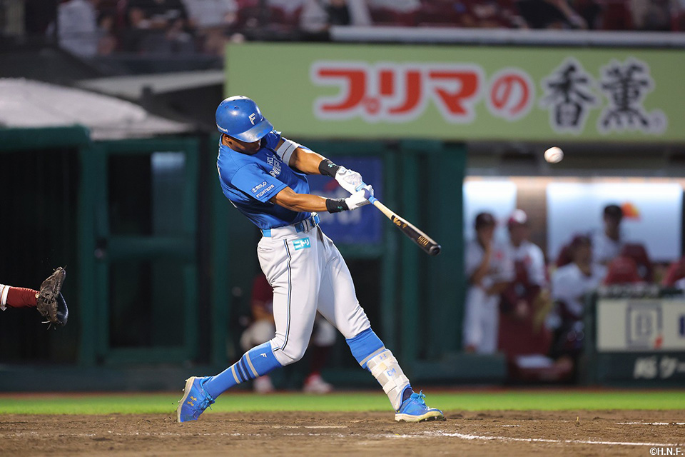 5回表、ライトスタンドへ一発を放つ万波選手01