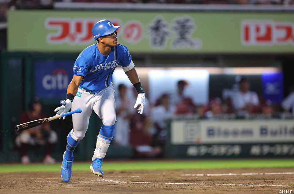 5回表、ライトスタンドへ一発を放つ万波選手02