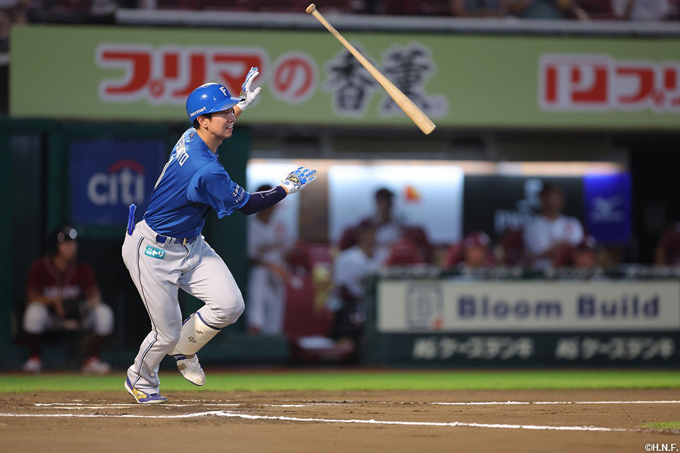 6回表、12試合連続安打となるヒットを放つ松本剛選手