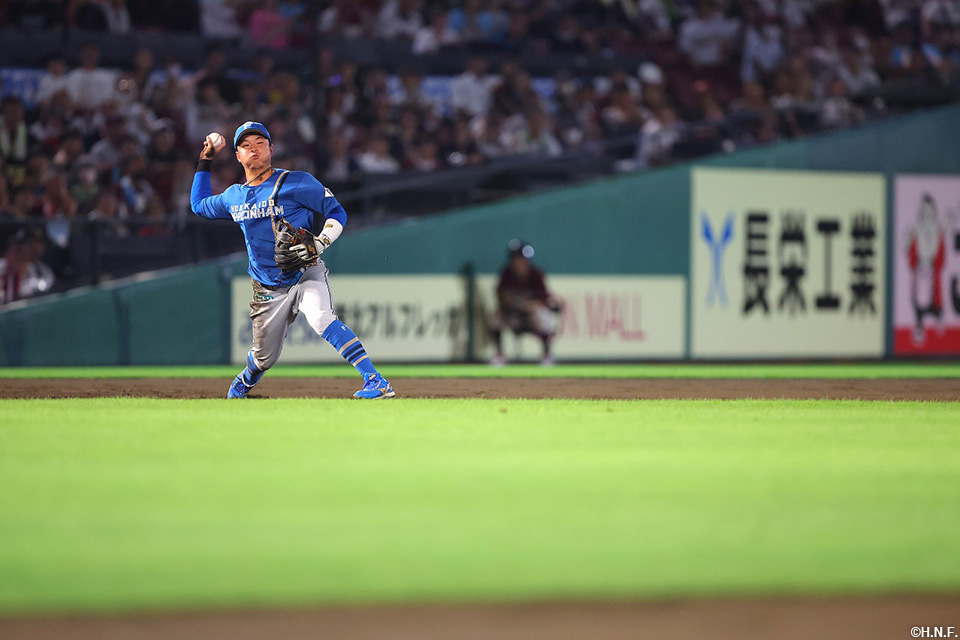 9回裏、好守をみせる奈良間選手