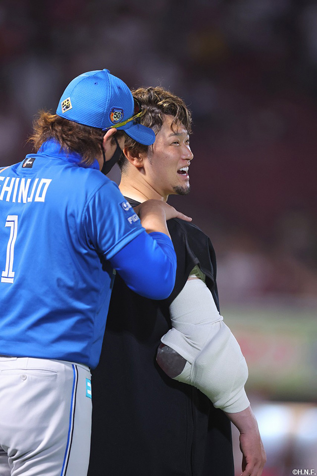 池田投手をねぎらう新庄監督