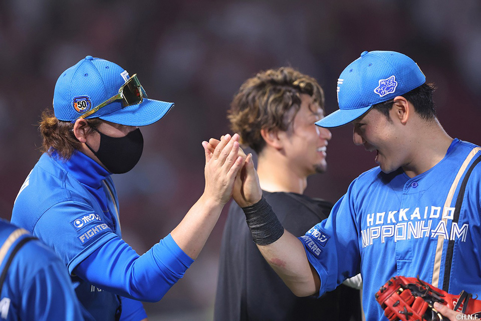 清宮選手を迎える新庄監督