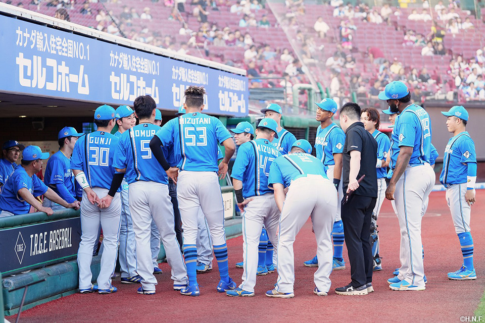 試合前、円陣を組む選手たち