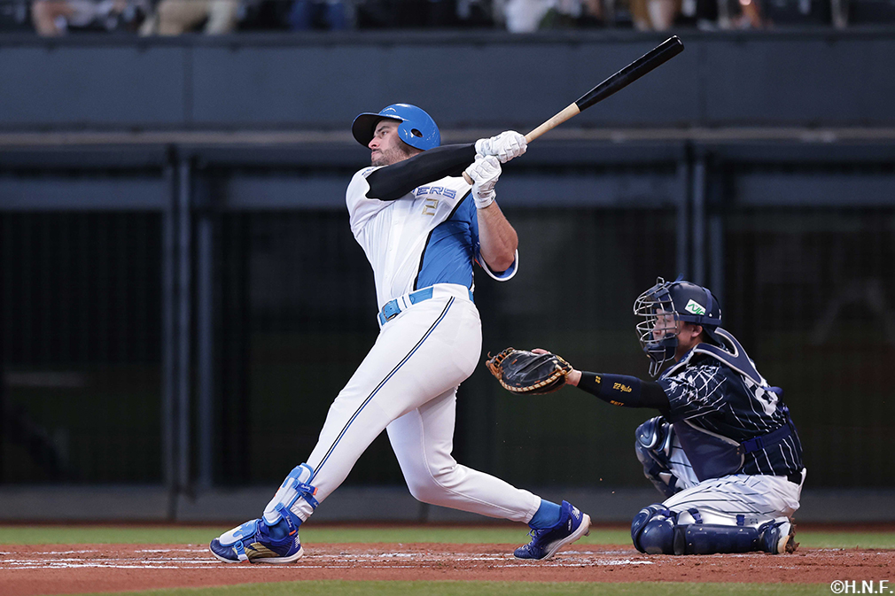2回裏、中飛に倒れるマルティネス選手