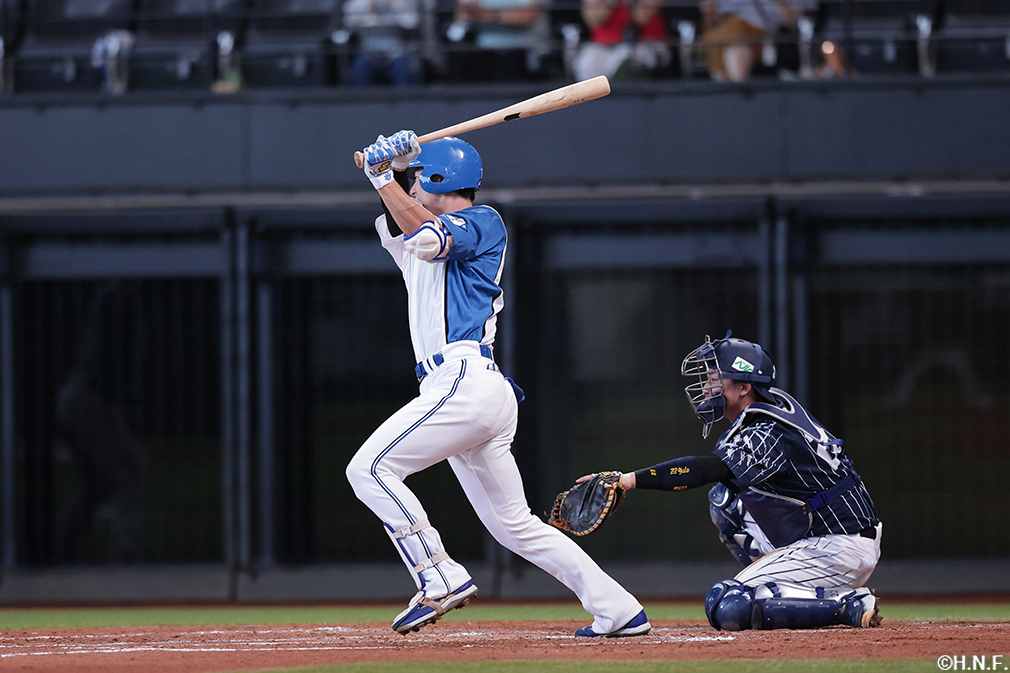 3回裏、13試合連続安打となるヒットを放つ松本剛選手