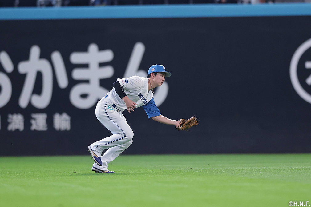 7回表、好守をみせる松本剛選手