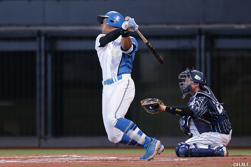 7回裏、ライトへヒットを放つ万波選手