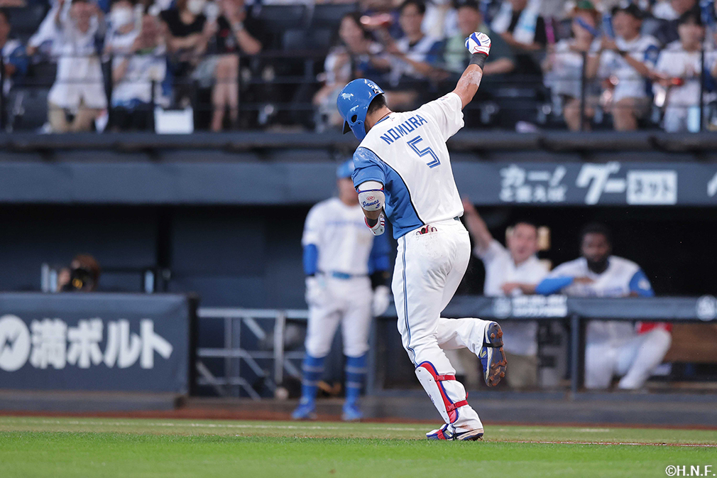 7回裏、押し出し死球で勝ち越した野村選手