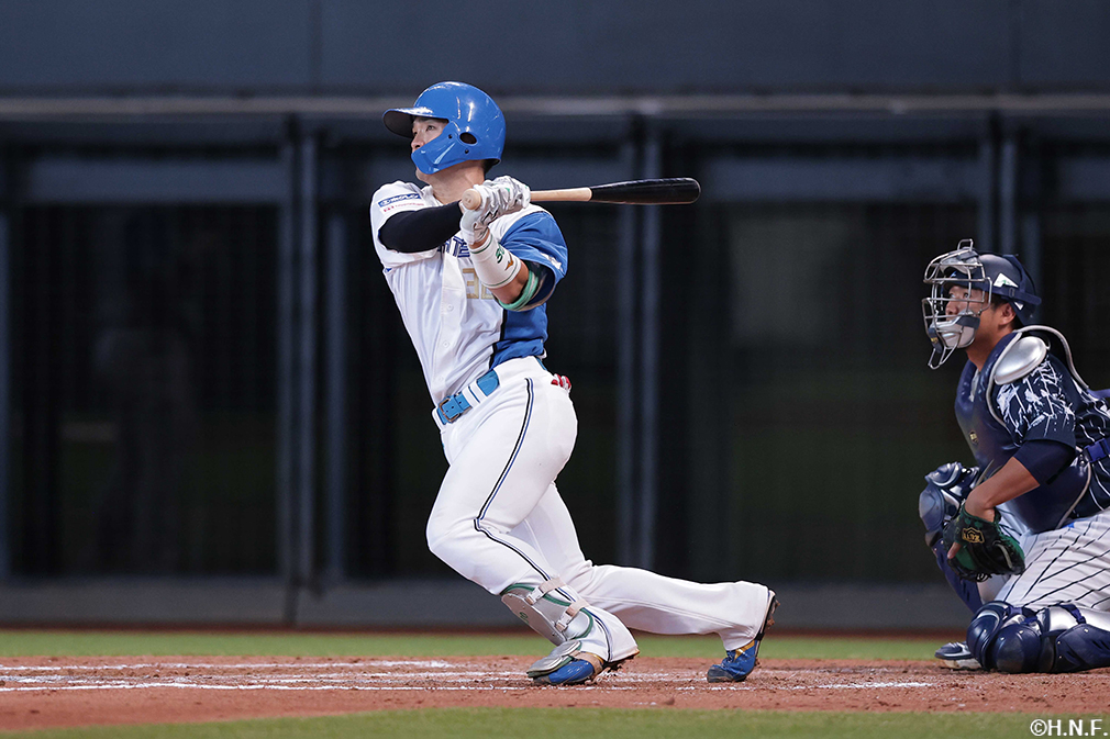 8回裏、レフトへ本塁打を放つ郡司選手