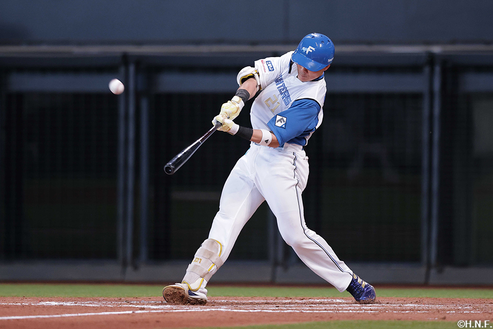 8回裏、ライトへ本塁打を放つ清宮選手01