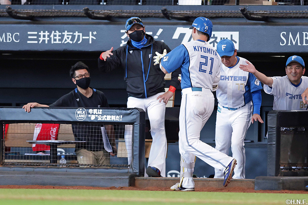 8回裏、ライトへ本塁打を放つ清宮選手02