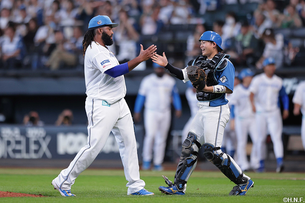 9回表、ザバラ投手が抑えてゲームセット