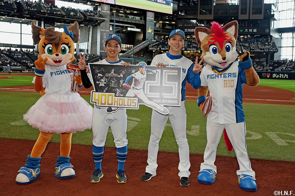 ヒーローの山本拓投手、宮西投手