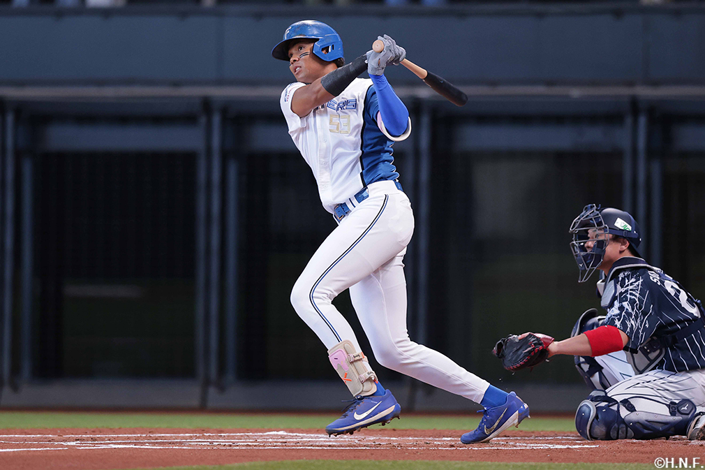 1回裏、レフトへ二塁打を放つ水谷選手