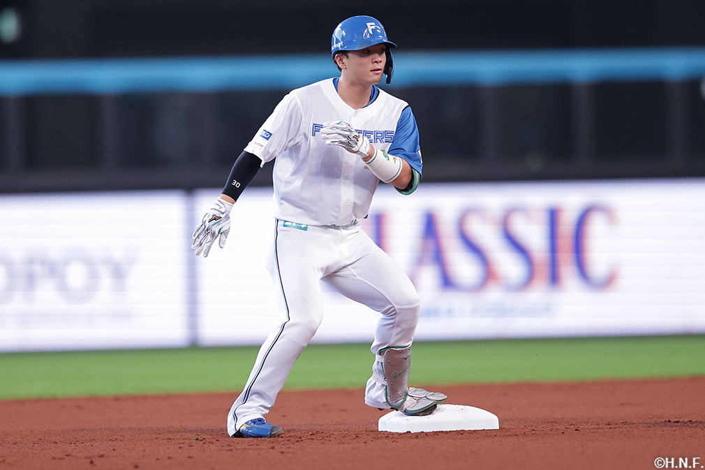 1回裏、先制適時打を放った郡司選手