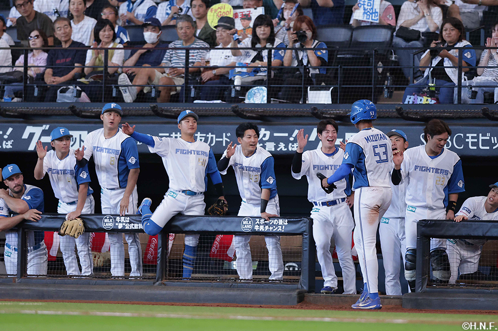 1回裏、生還した水谷選手