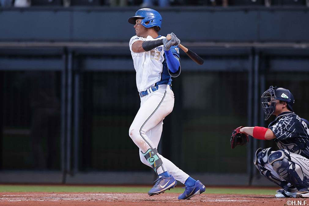 3回裏、ライトへヒットを放つ水谷選手