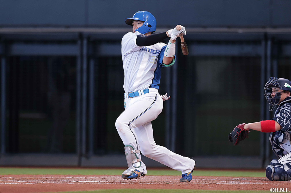 3回裏、レフトへヒットを放つ郡司選手