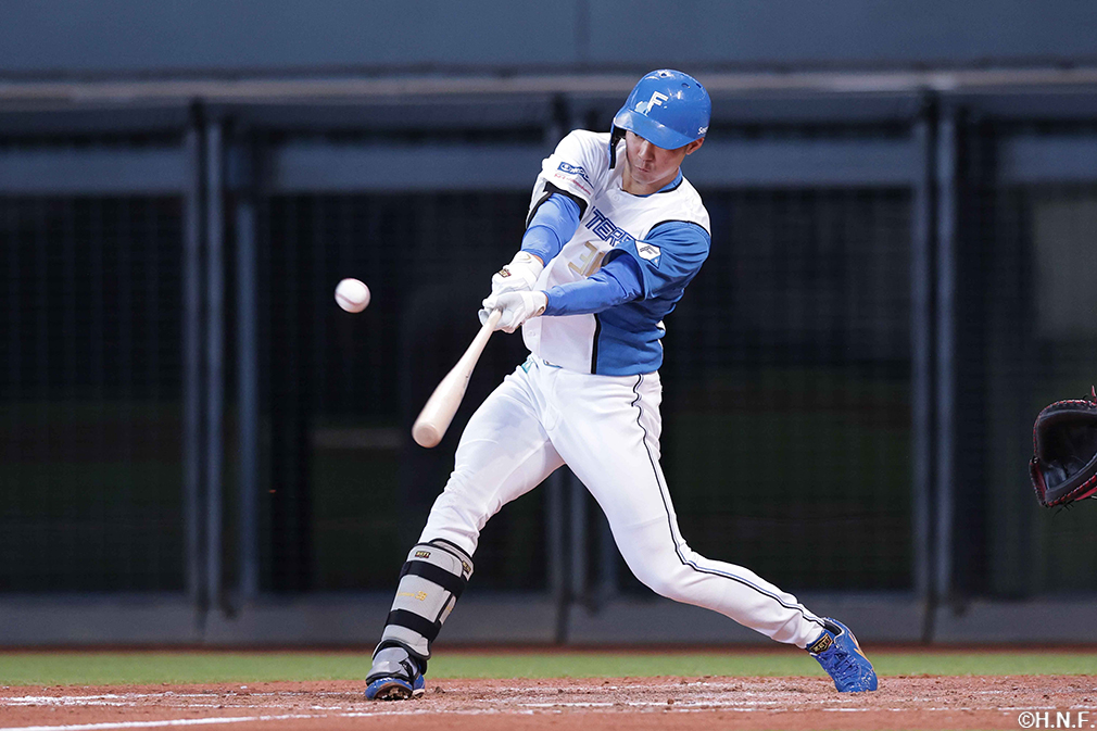 4回裏、レフトへヒットを放つ石井選手