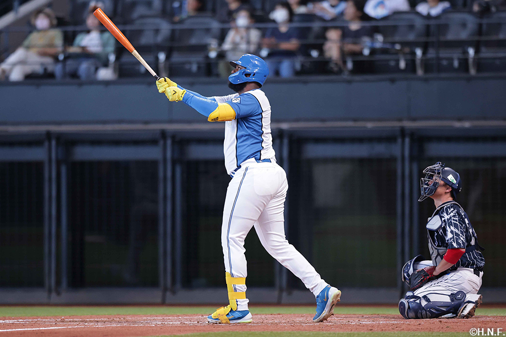 4回裏、センターへ同点の2ランを放つレイエス選手01