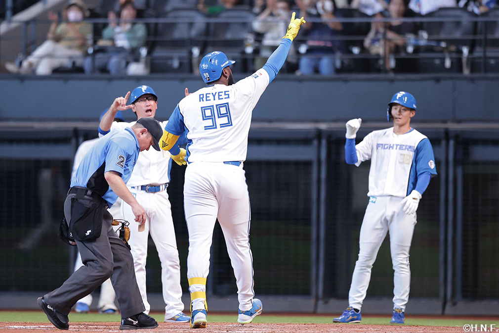 4回裏、センターへ同点の2ランを放つレイエス選手02