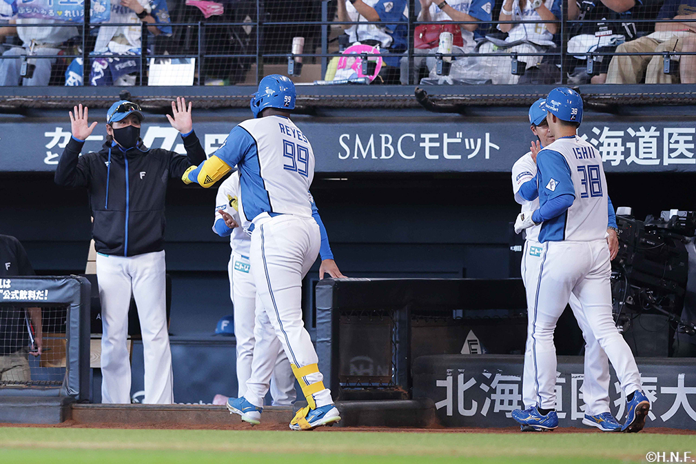 4回裏、センターへ同点の2ランを放つレイエス選手03