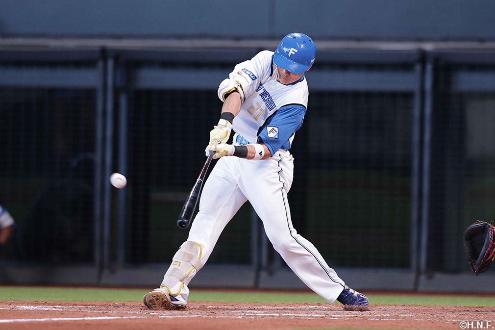 5回裏、球団通算8500号となる2ランを放つ清宮選手01