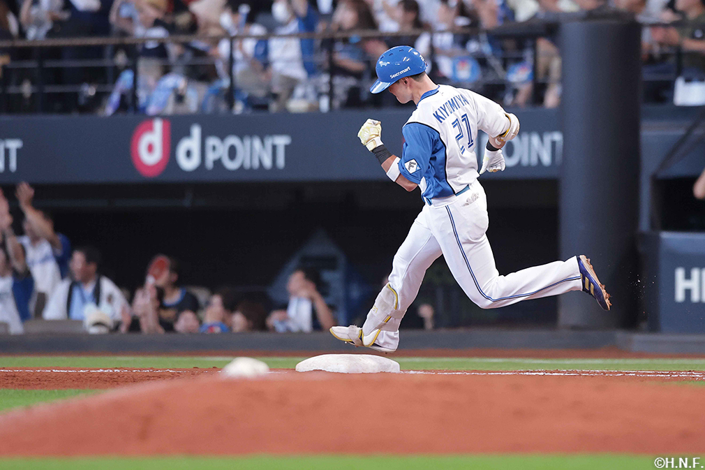 5回裏、球団通算8500号となる2ランを放つ清宮選手02