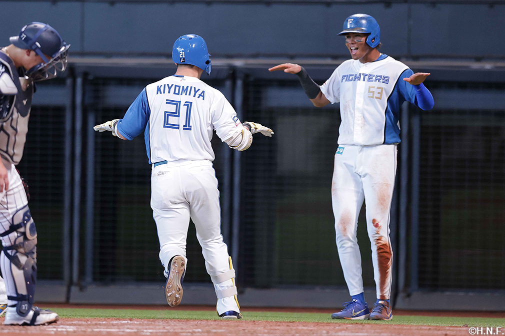 5回裏、球団通算8500号となる2ランを放つ清宮選手03