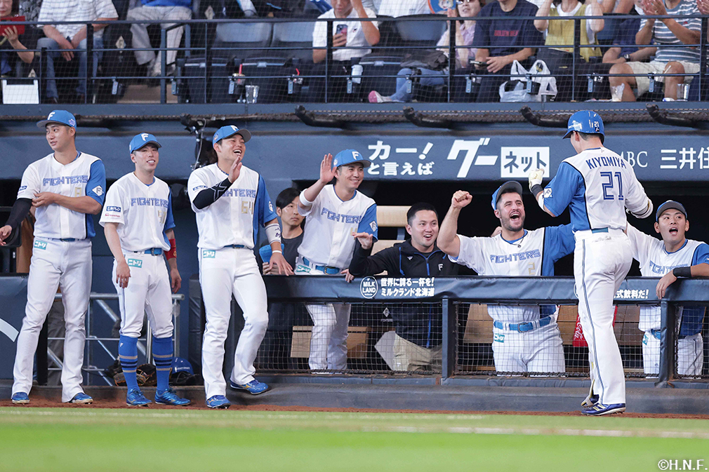 5回裏、球団通算8500号となる2ランを放つ清宮選手04