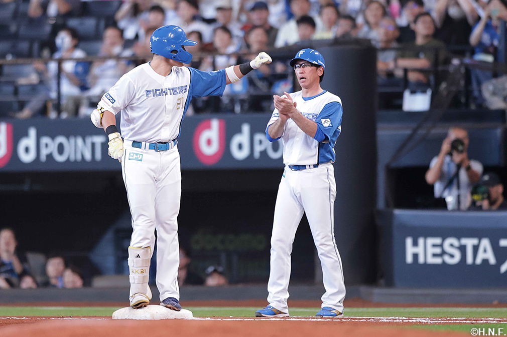 6回裏、ライトへ2点適時打を放った清宮選手01