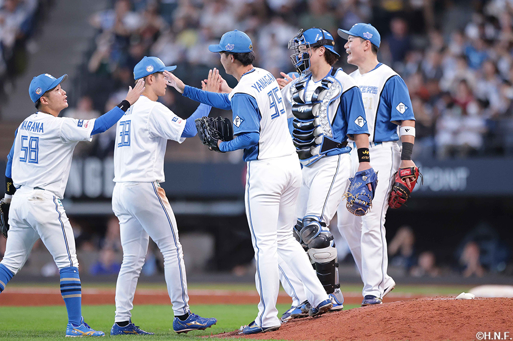 9回表、柳川投手が抑えてゲームセット