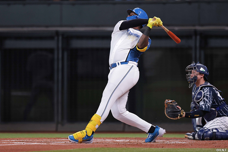 2回裏、先制の本塁打を放つレイエス選手01