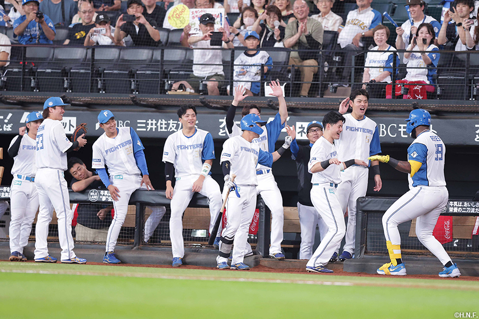 2回裏、先制の本塁打を放つレイエス選手02