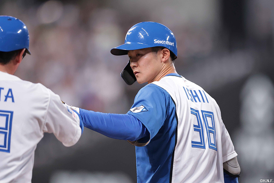 3回裏、レフトへヒットを放つ石井選手