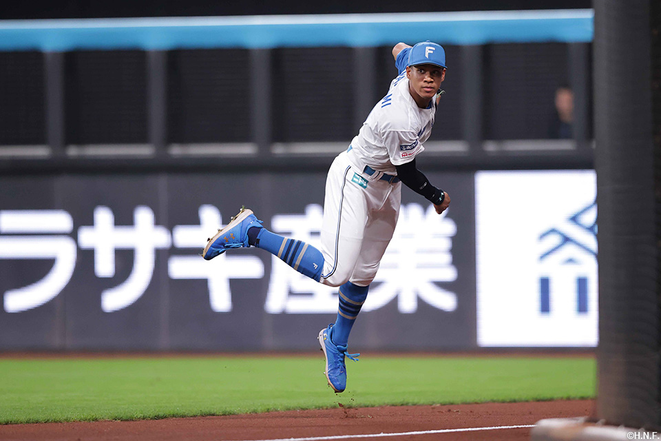 4回表、好守をみせる万波選手