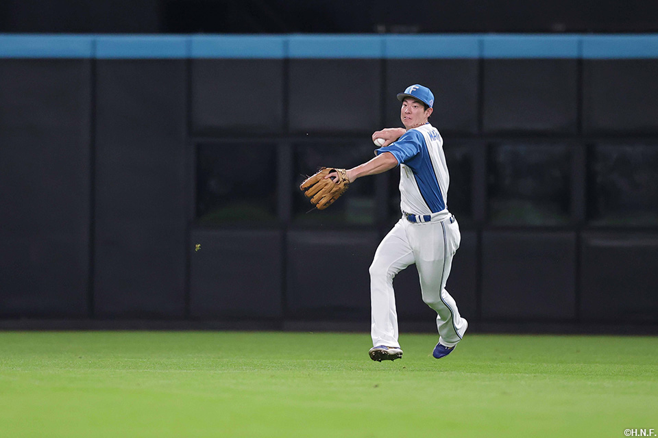 5回表、好守をみせる松本剛選手