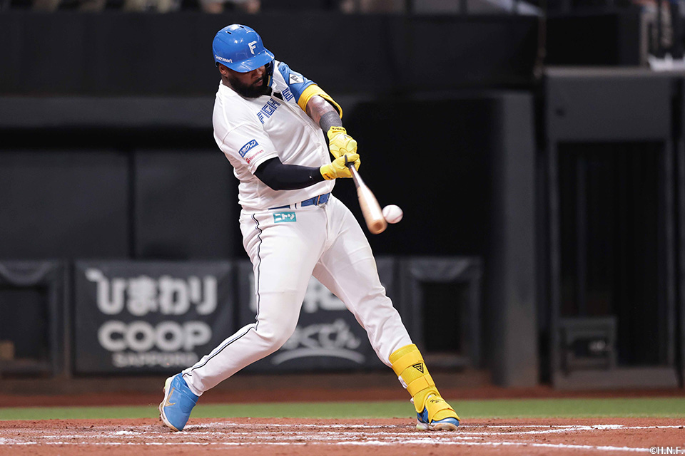 7回裏、レフトへ二塁打を放つレイエス選手01