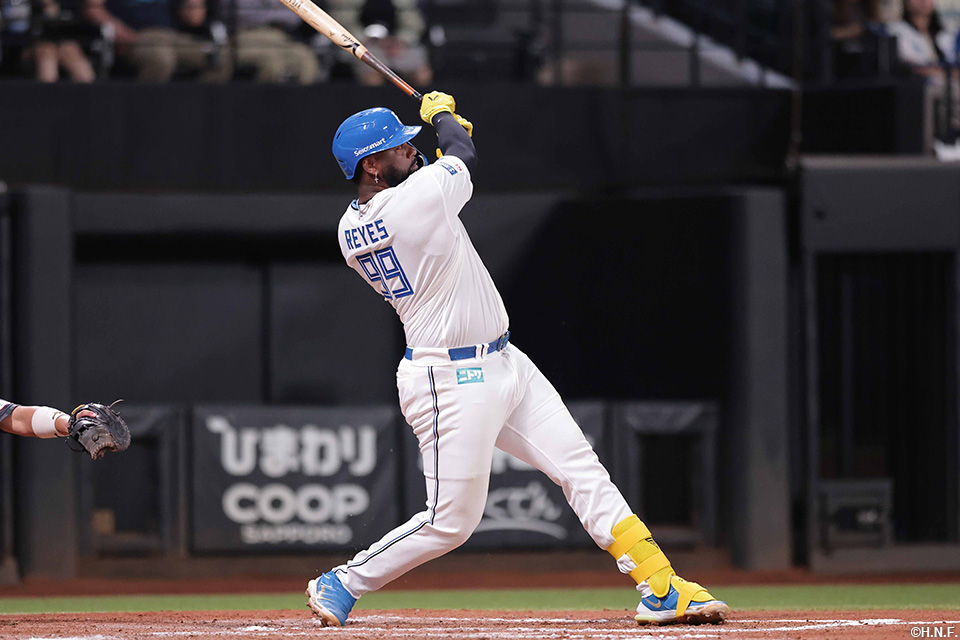 7回裏、レフトへ二塁打を放つレイエス選手02
