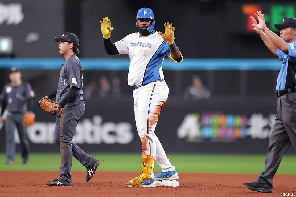 7回裏、レフトへ二塁打を放つレイエス選手03