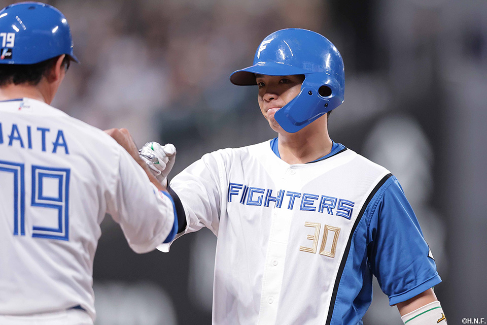 8回裏、センターへヒットを放つ郡司選手